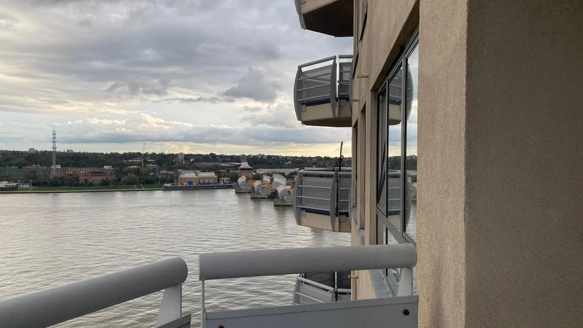 Cosy 2 Bedroom Royal Docks Apartment Londres 0*,  Reino Unido