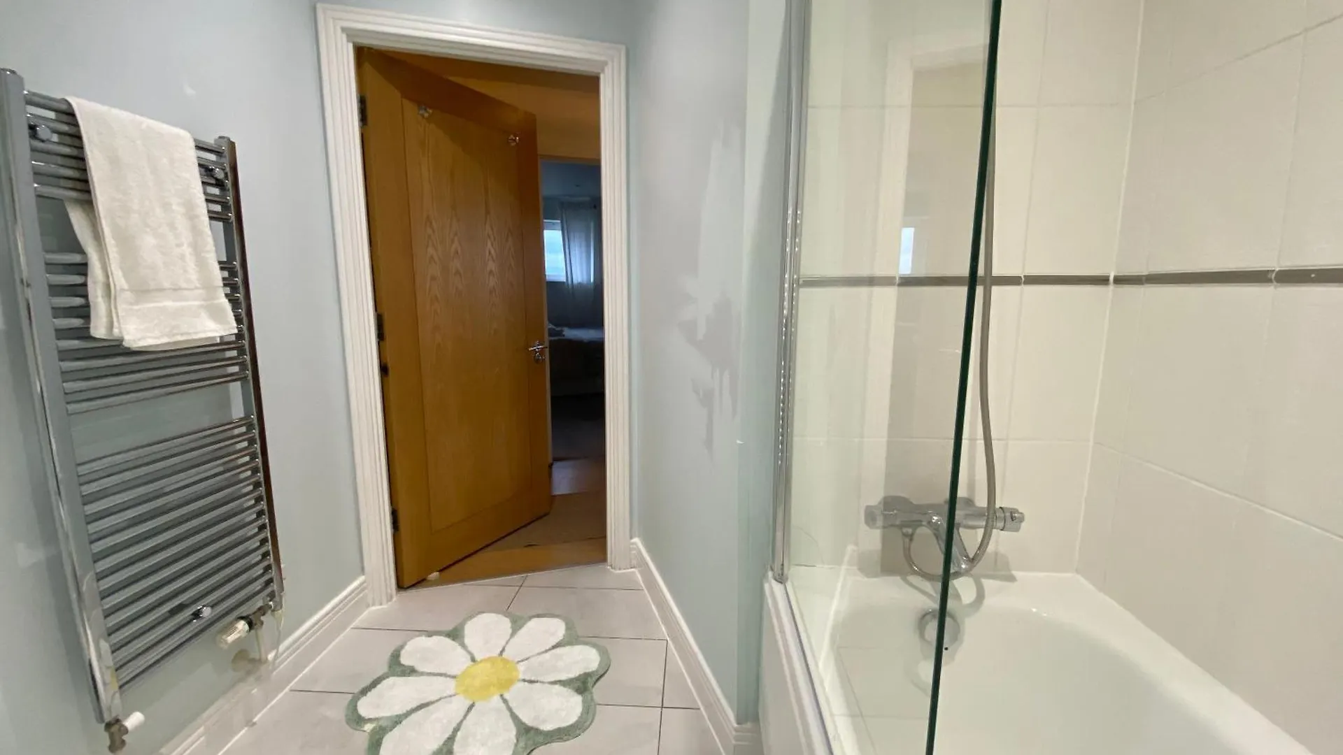 Cosy 2 Bedroom Royal Docks Apartment Londres