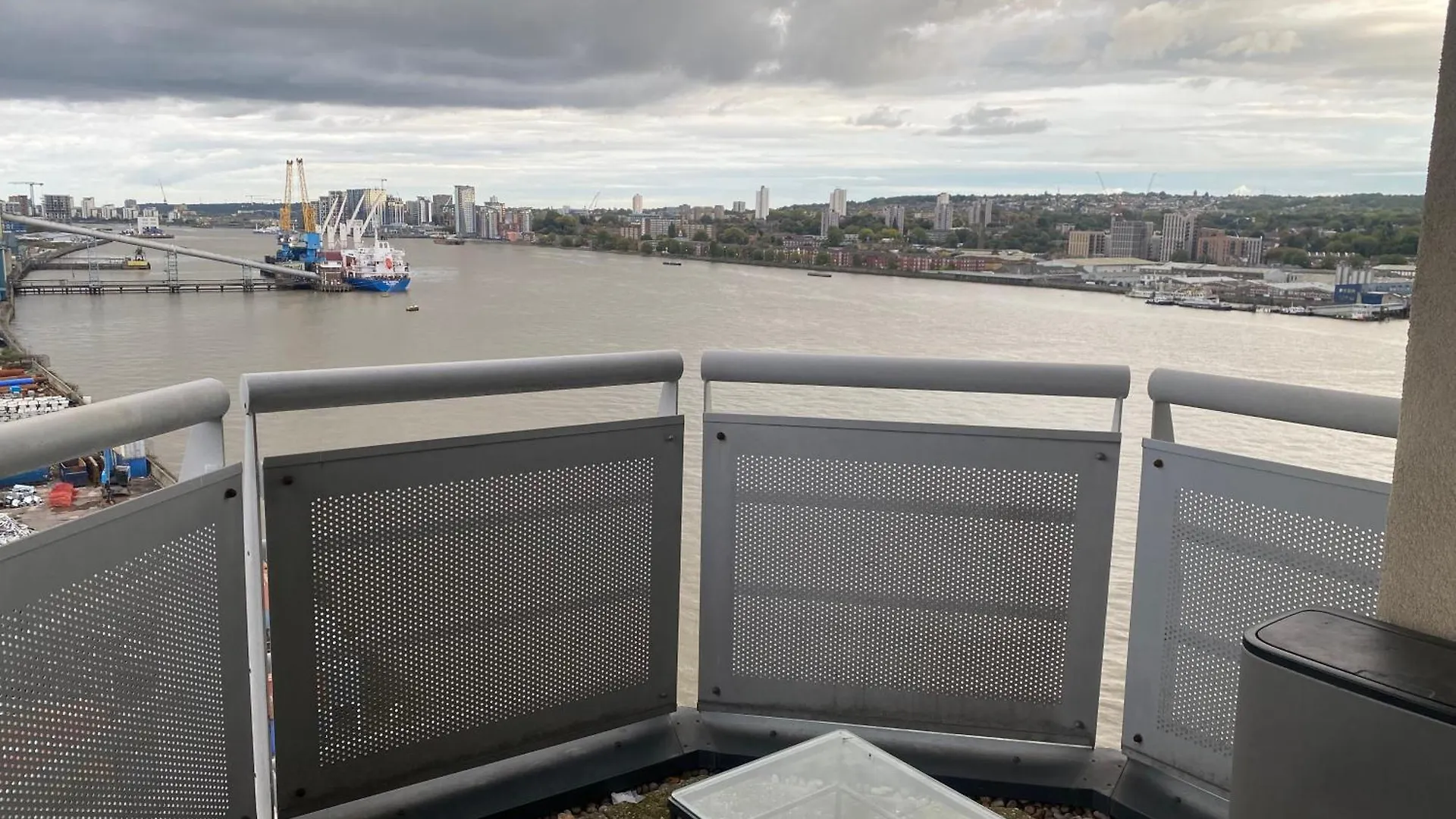 Cosy 2 Bedroom Royal Docks Apartment Londres
